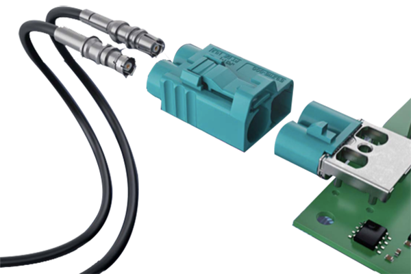 汽車(chē)射頻線(xiàn)束是指用于傳輸無(wú)線(xiàn)電信號(hào)的電線(xiàn)束，通常位于汽車(chē)內(nèi)部。它通常由多根電線(xiàn)組成，包括信號(hào)線(xiàn)、電源線(xiàn)和地線(xiàn)等。這些電線(xiàn)通過(guò)一定的結(jié)構(gòu)形式將它們組織在一起，以便更好地傳輸信號(hào)和減少干擾。