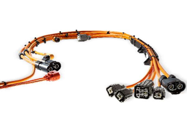 新能源高壓線(xiàn)束是指用于傳輸高壓電力和信號(hào)的電線(xiàn)束，通常用于電動(dòng)汽車(chē)、混合動(dòng)力汽車(chē)和其他新能源設(shè)備中。與傳統(tǒng)汽車(chē)相比，新能源車(chē)輛使用更高電壓的電力系統(tǒng)，因此需要使用高壓線(xiàn)束來(lái)傳輸電能。